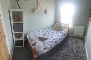 3br-sleeps6-petsok-off Road Parking-garden