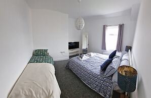 3br-sleeps6-petsok-off Road Parking-garden