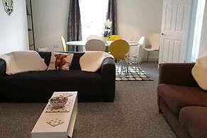 3br-sleeps6-petsok-off Road Parking-garden