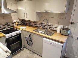 3br-sleeps6-petsok-off Road Parking-garden