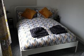 3br-sleeps6-petsok-off Road Parking-garden