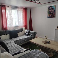 Captivating 3-bed Apartment in Romford