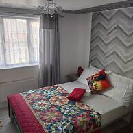 Captivating 3-bed Apartment in Romford