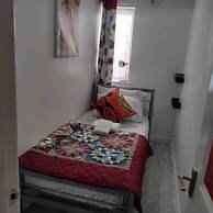 Captivating 3-bed Apartment in Romford