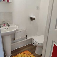 Captivating 3-bed Apartment in Romford