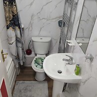 Captivating 3-bed Apartment in Romford