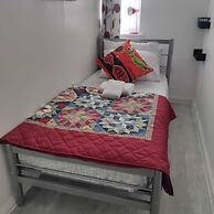 Captivating 3-bed Apartment in Romford