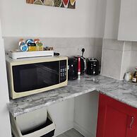 Captivating 3-bed Apartment in Romford