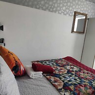 Captivating 3-bed Apartment in Romford