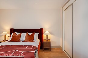 Stylish City Flat With Private Balcony