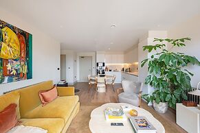 Stylish City Flat With Private Balcony