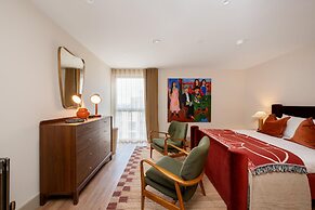 Stylish City Flat With Private Balcony