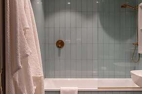 Stylish City Flat With Private Balcony