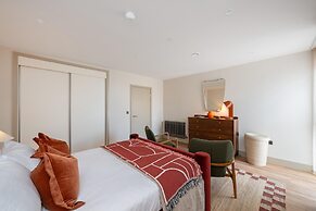 Stylish City Flat With Private Balcony