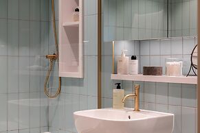 Stylish City Flat With Private Balcony