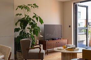 Stylish City Flat With Private Balcony