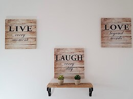 Clean, Spacious 2-bed Apartment in Brierley Hill