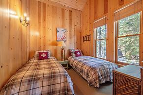 Private Cozy and Central Cabin with Deck by Sierra Getaways