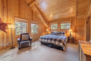 Private Cozy and Central Cabin with Deck by Sierra Getaways