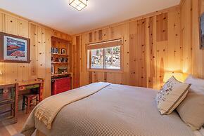 Private Cozy and Central Cabin with Deck by Sierra Getaways