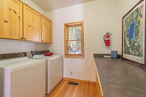 Private Cozy and Central Cabin with Deck by Sierra Getaways