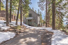 Private Cozy and Central Cabin with Deck by Sierra Getaways