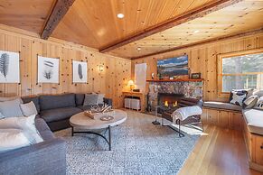 Private Cozy and Central Cabin with Deck by Sierra Getaways