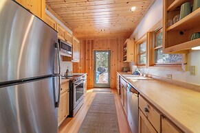 Private Cozy and Central Cabin with Deck by Sierra Getaways