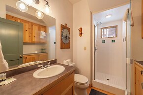 Private Cozy and Central Cabin with Deck by Sierra Getaways