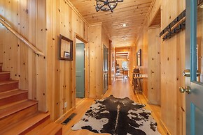 Private Cozy and Central Cabin with Deck by Sierra Getaways