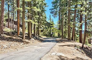 Private Cozy and Central Cabin with Deck by Sierra Getaways