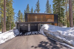 Truckee Container House by Sierra Getaways