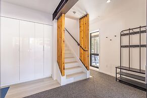 Truckee Container House by Sierra Getaways