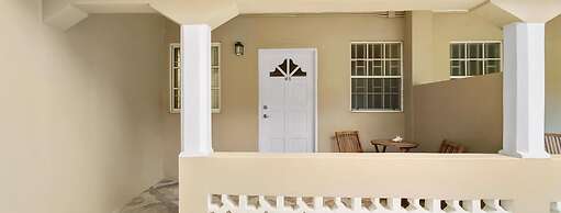 Your quaint home just steps from beach