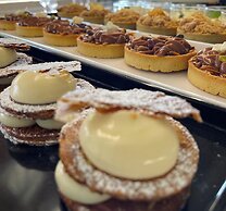 Cabana White Boutique Hotel & Suites