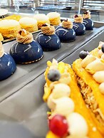 Cabana White Boutique Hotel & Suites