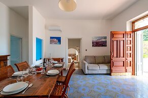 3883 Dimora Nina Valente by Barbarhouse