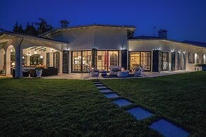 Green and Blue Villa by Wonderful Italy