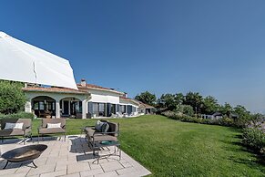 Green and Blue Villa by Wonderful Italy