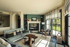 Green and Blue Villa by Wonderful Italy