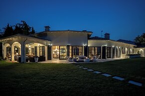 Green and Blue Villa by Wonderful Italy