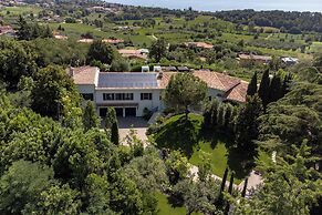 Green and Blue Villa by Wonderful Italy