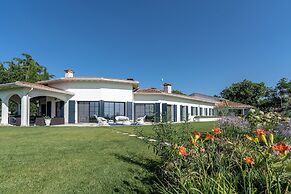 Green and Blue Villa by Wonderful Italy