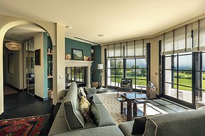 Green and Blue Villa by Wonderful Italy