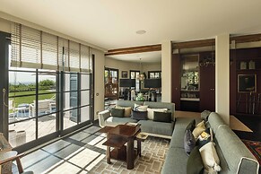 Green and Blue Villa by Wonderful Italy