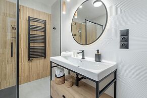 Apartment With Parking by Renters