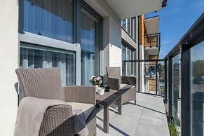 Apartment With Parking by Renters