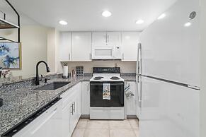 Life's A Beach~oceanfront 2 Bedroom Condo by RedAwning