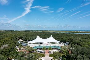 Life's A Beach~oceanfront 2 Bedroom Condo by RedAwning