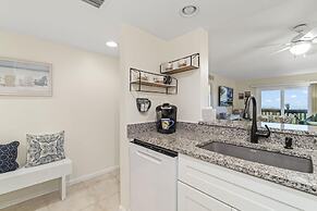 Life's A Beach~oceanfront 2 Bedroom Condo by RedAwning